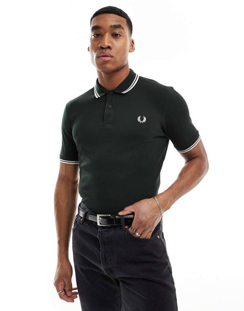 Fred Perry - Grünes Polohemd mit Logo und zwei Zierstreifen von Fred Perry