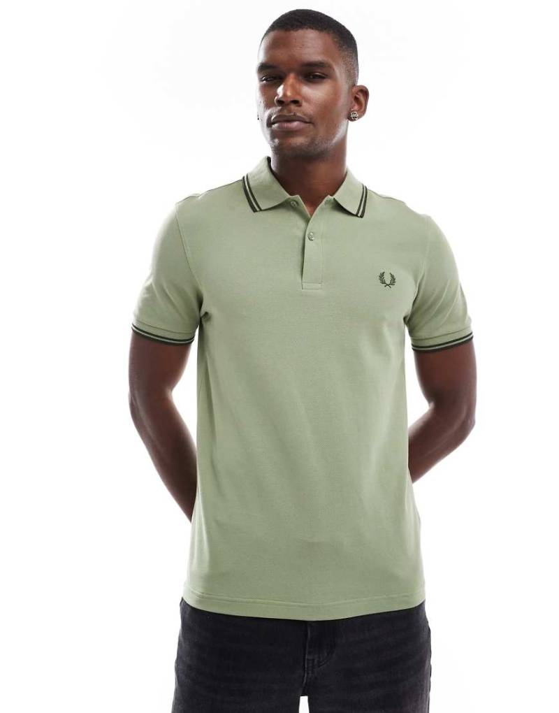 Fred Perry - Grünes Polohemd mit doppelten Kontraststreifen von Fred Perry