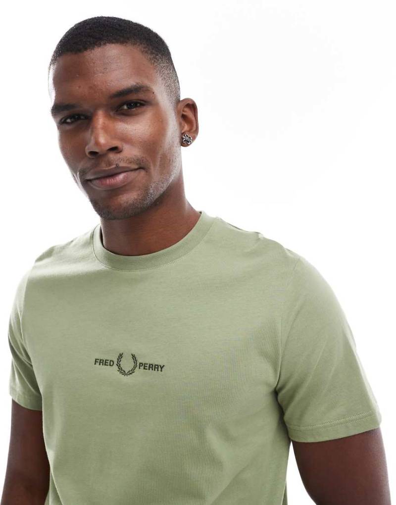 Fred Perry - Grünes T-Shirt mit gesticktem Logo von Fred Perry