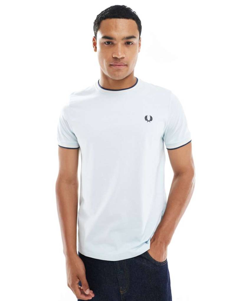 Fred Perry - Hellblaues T-Shirt mit zwei Zierstreifen von Fred Perry