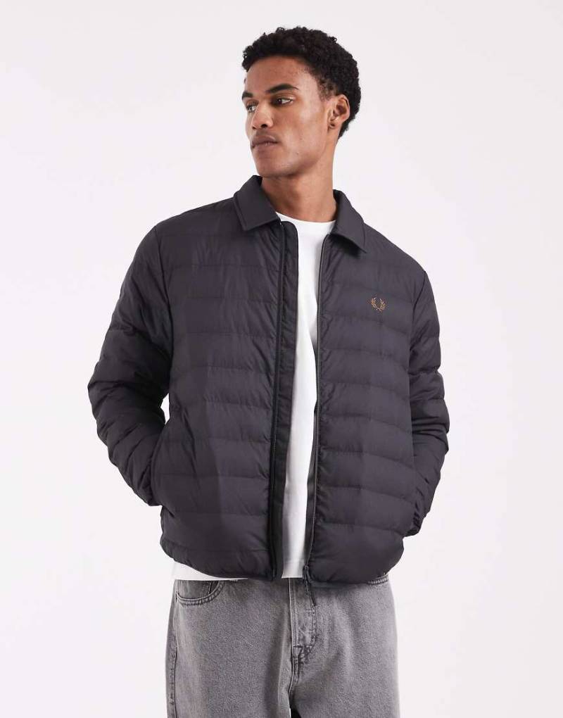 Fred Perry - Isolierte, wattierte Jacke in Grau mit Kragen von Fred Perry