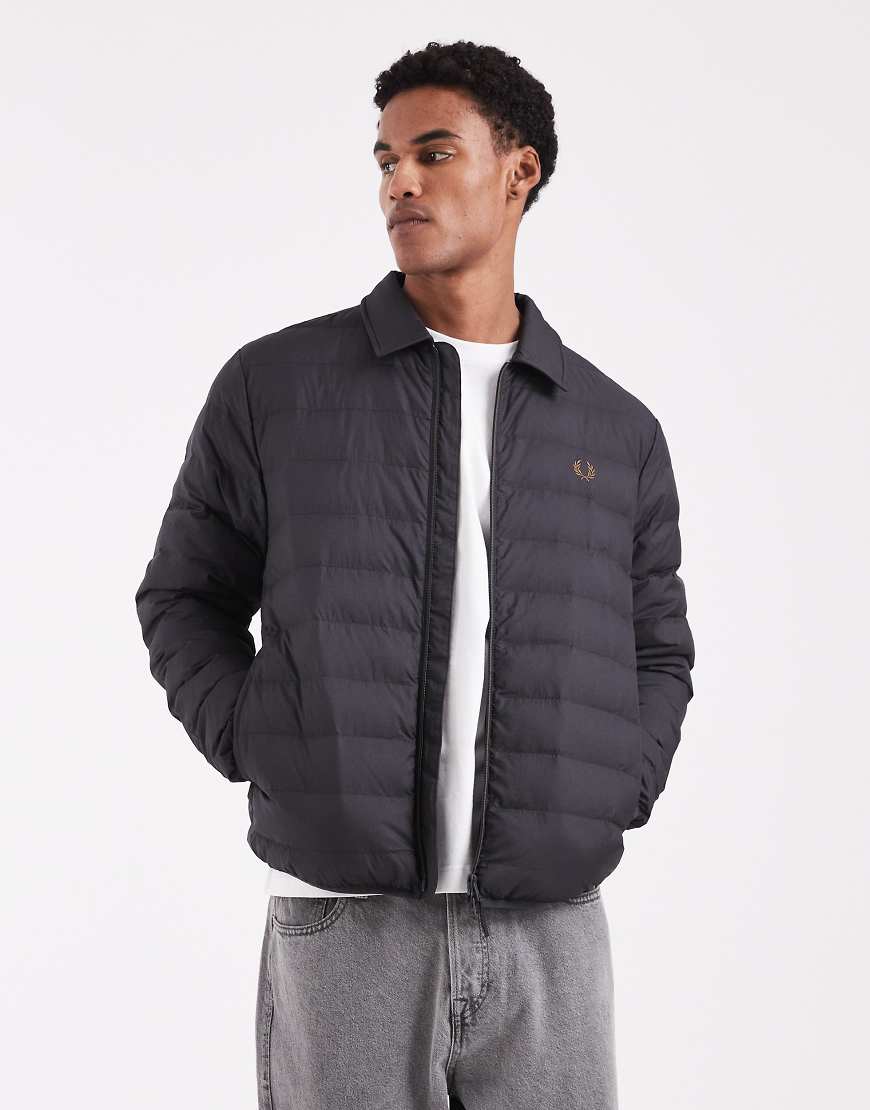 Fred Perry - Isolierte, wattierte Jacke in Grau mit Kragen von Fred Perry