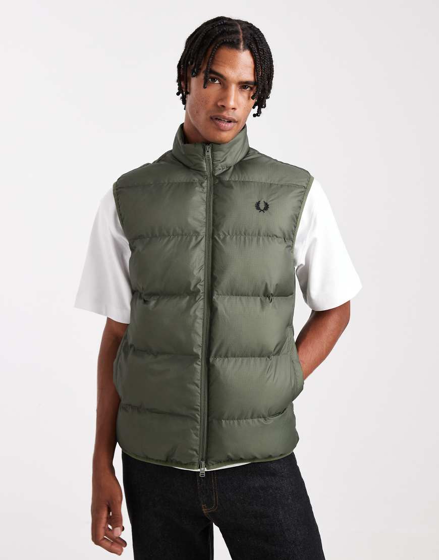 Fred Perry - Isolierte Weste in Khaki-Grün von Fred Perry