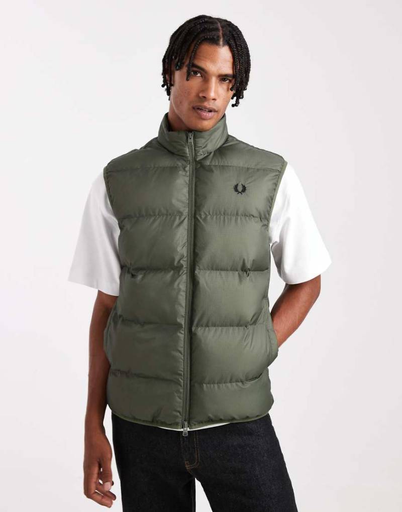 Fred Perry - Isolierte Weste in Khaki-Grün von Fred Perry