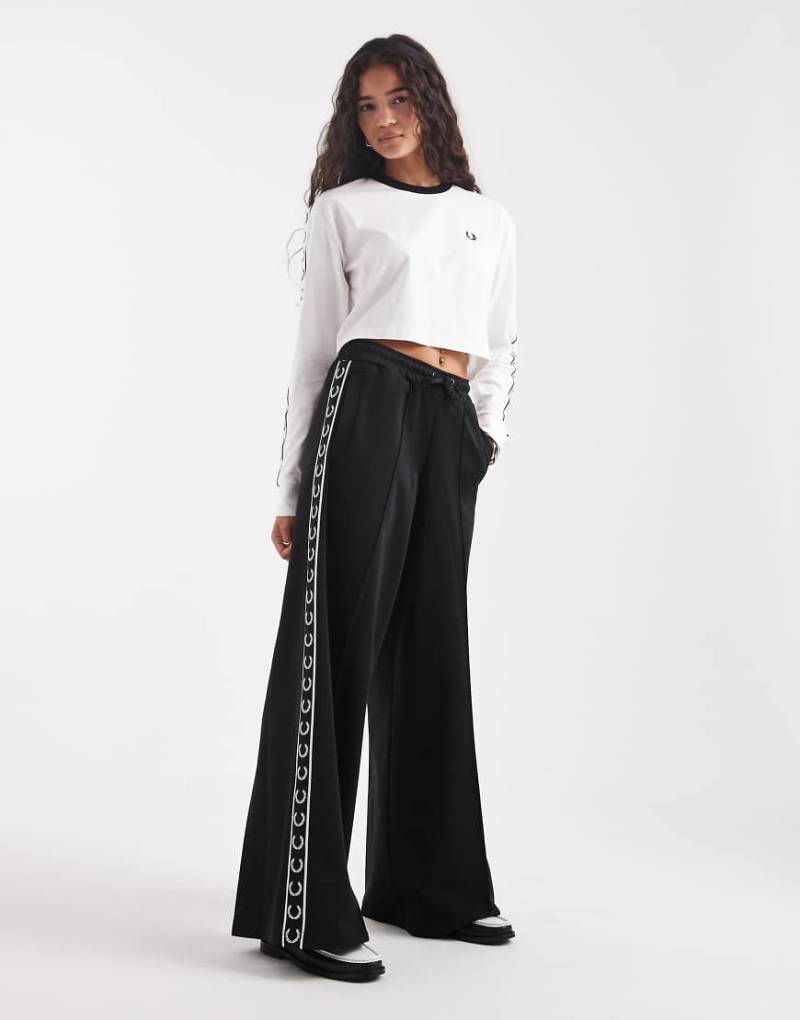 Fred Perry - Jogginghose in Schwarz mit Zierband von Fred Perry