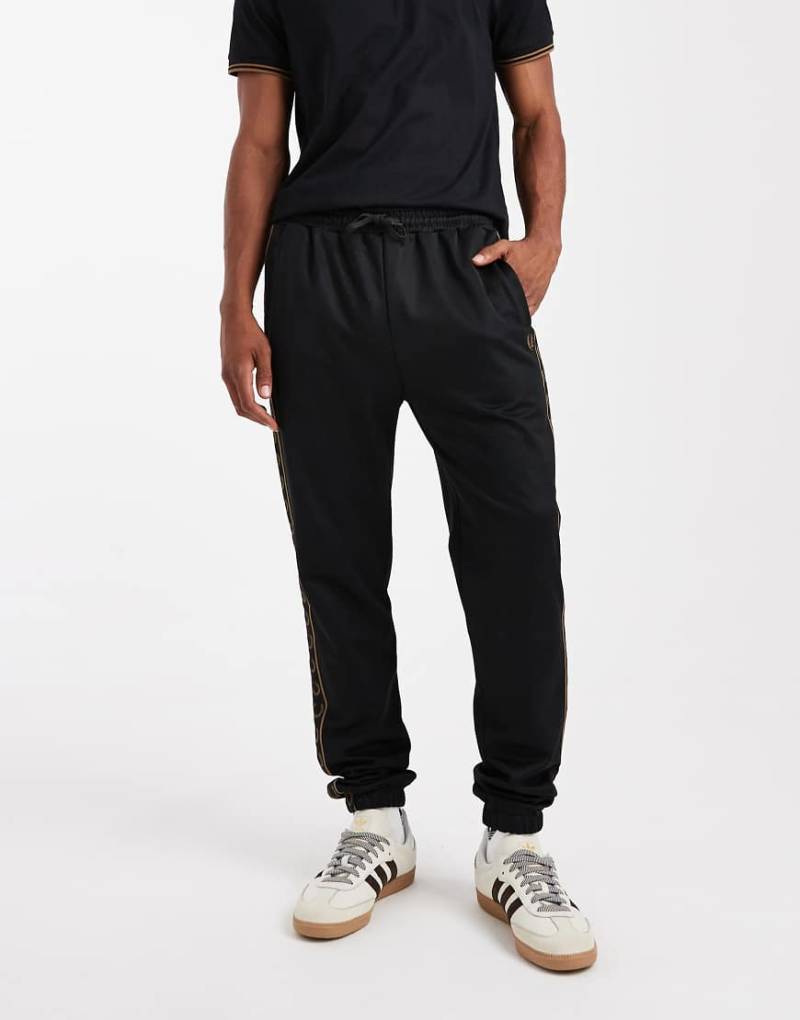 Fred Perry - Jogginghose in Schwarz mit Zierband von Fred Perry