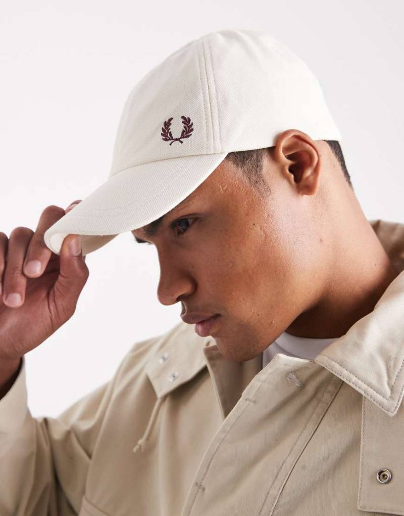 Fred Perry - Kappe aus Pikee in Ecru-Weiß von Fred Perry