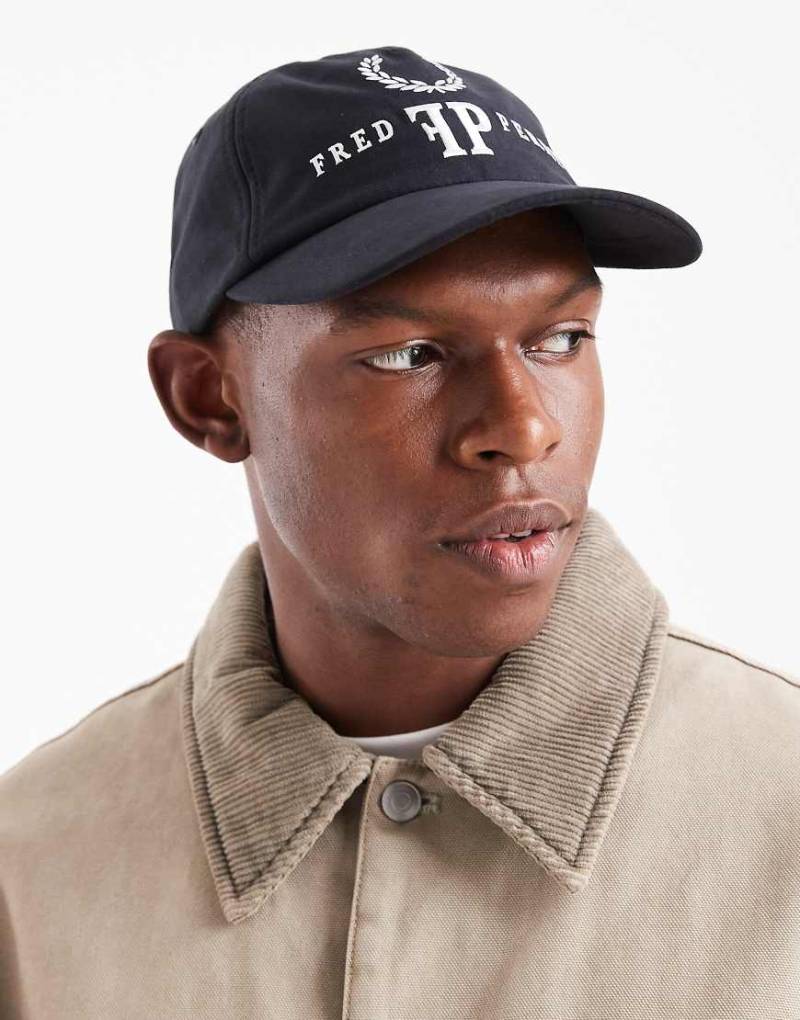 Fred Perry - Kappe in Marineblau mit Monogramm-Logo von Fred Perry