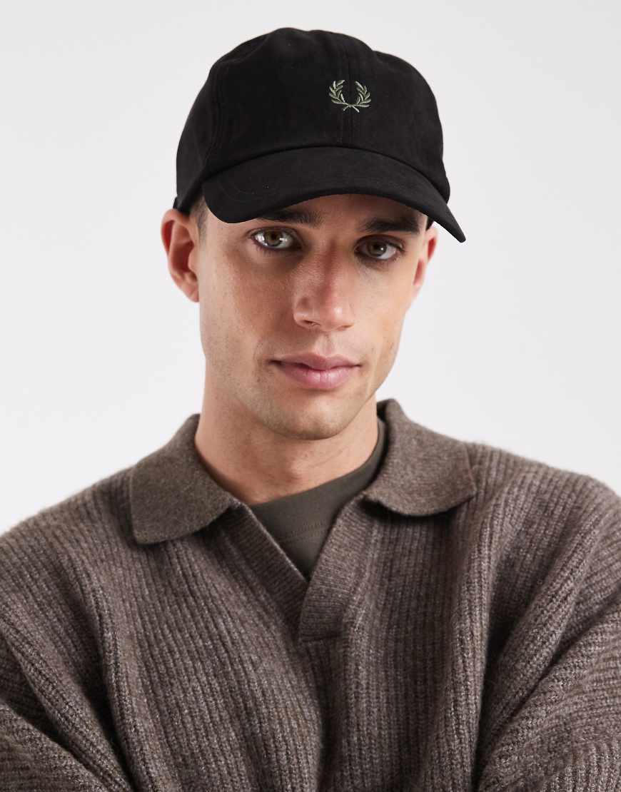 Fred Perry - Kappe in Schwarz mit Kranz-Logo von Fred Perry