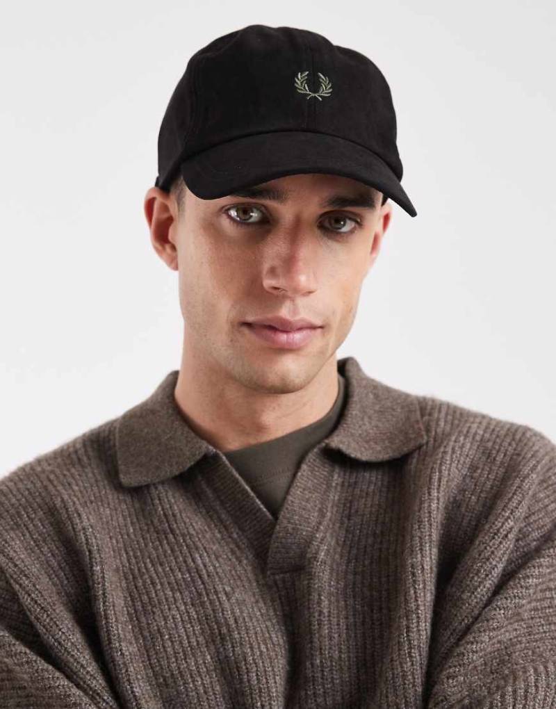 Fred Perry - Kappe in Schwarz mit Kranz-Logo von Fred Perry