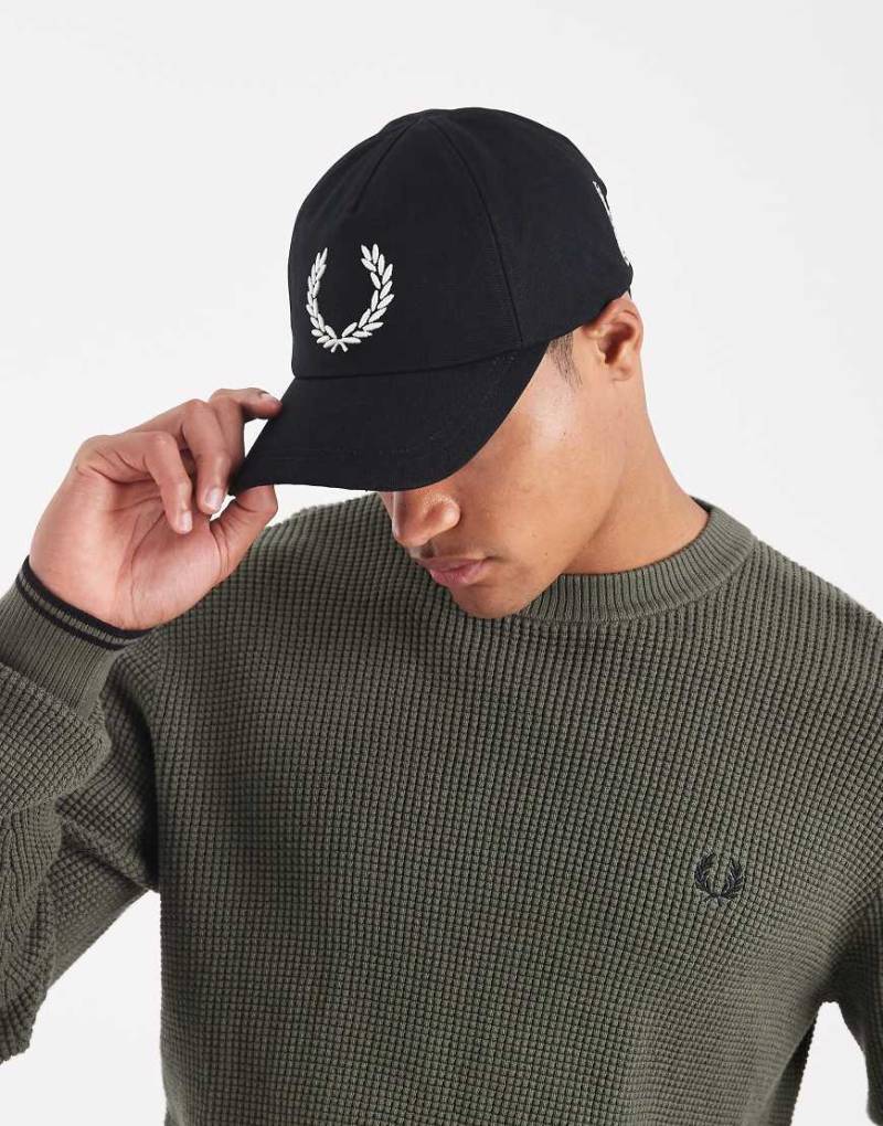 Fred Perry - Kappe in Schwarz mit markantem Logo von Fred Perry