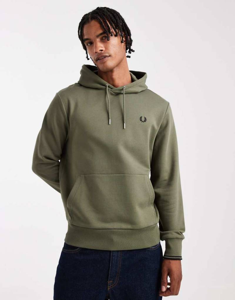 Fred Perry - Kapuzenpullover in Khaki mit Logo-Grün von Fred Perry