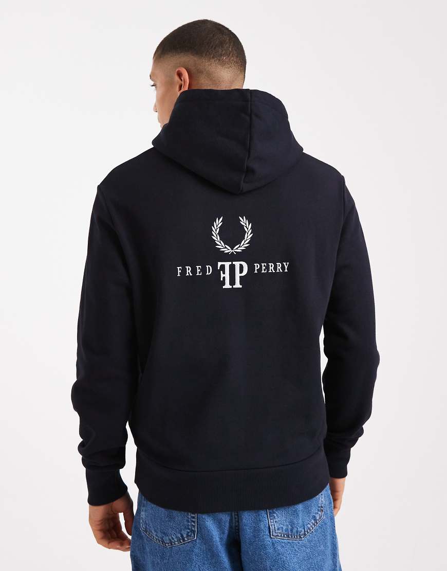 Fred Perry - Kapuzenpullover in Marineblau mit Monogramm-Grafikmotiv von Fred Perry