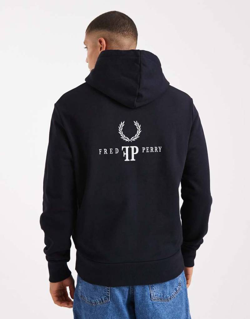 Fred Perry - Kapuzenpullover in Marineblau mit Monogramm-Grafikmotiv von Fred Perry