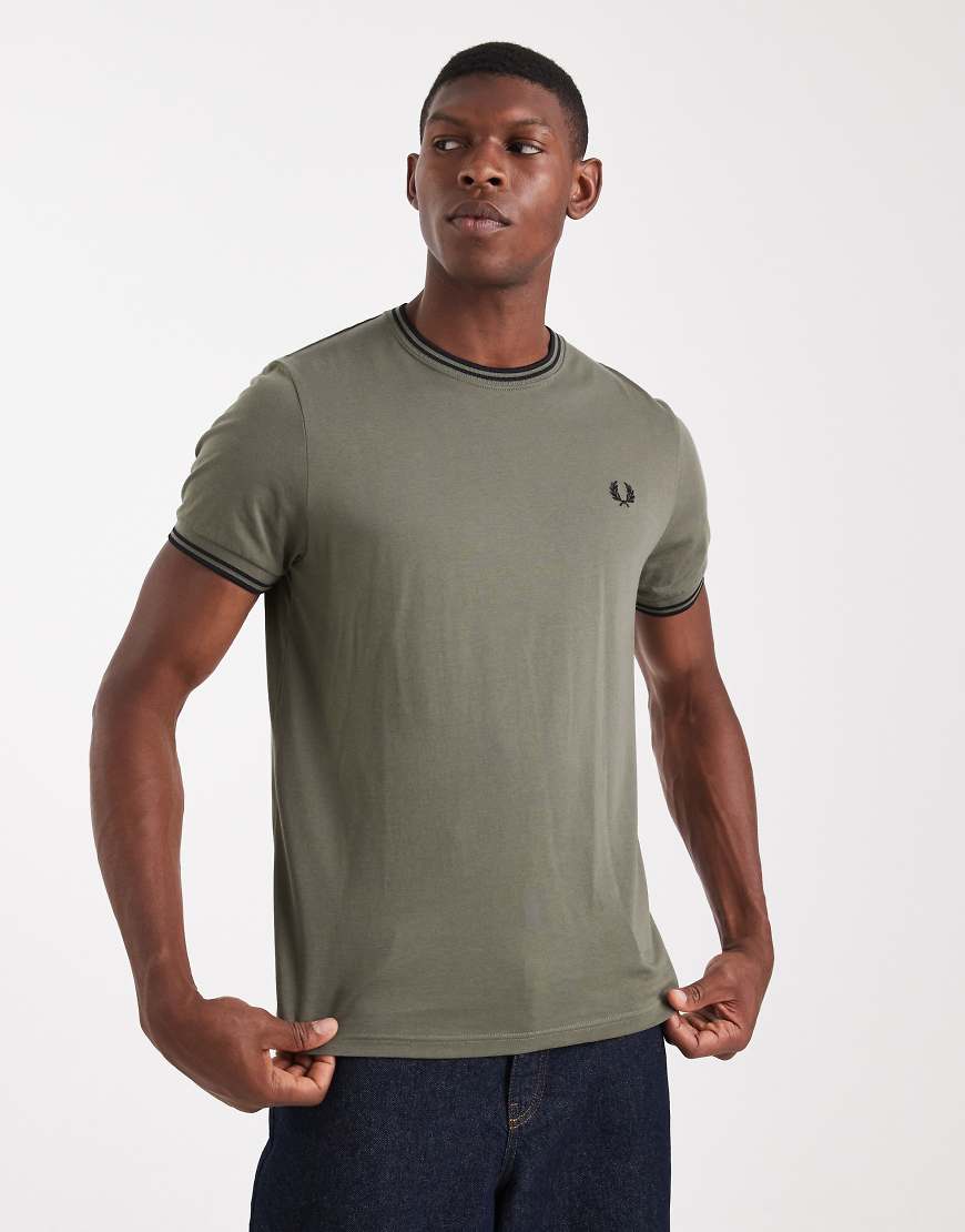 Fred Perry - Khaki T-Shirt mit zwei Zierstreifen-Grün von Fred Perry