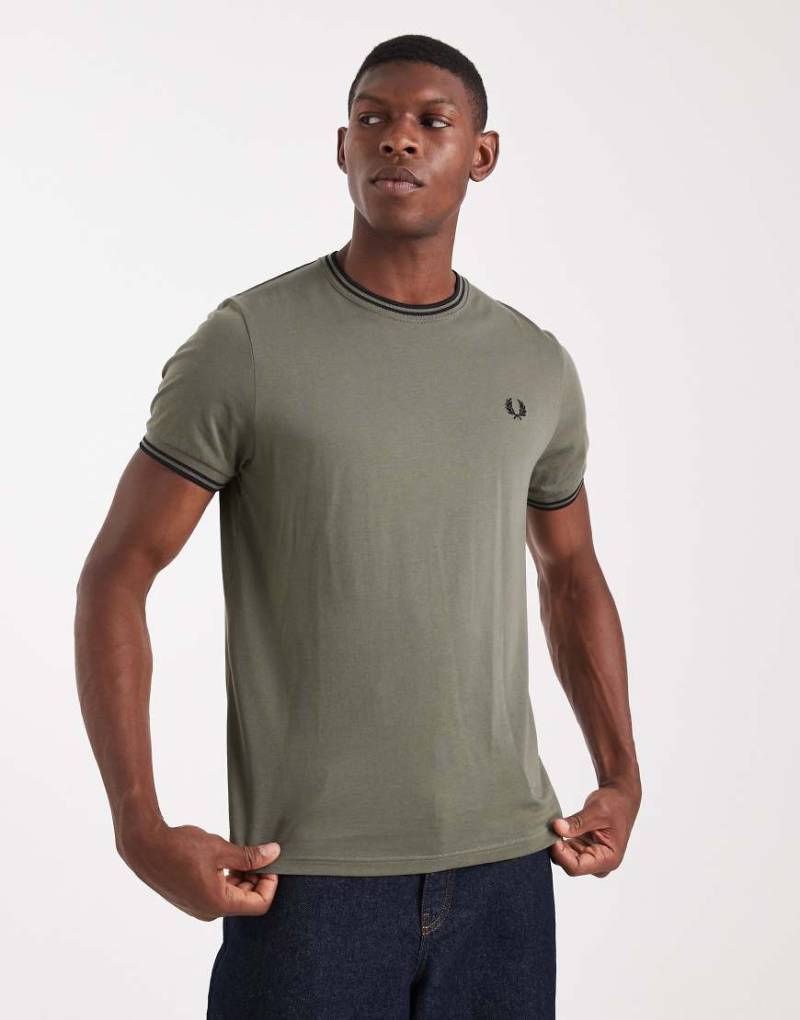 Fred Perry - Khaki T-Shirt mit zwei Zierstreifen-Grün von Fred Perry