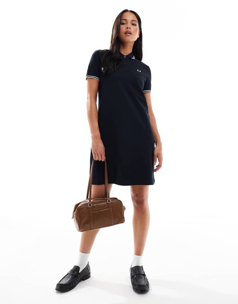 Fred Perry - Kleid in Marineblau mit Zierstreifen von Fred Perry