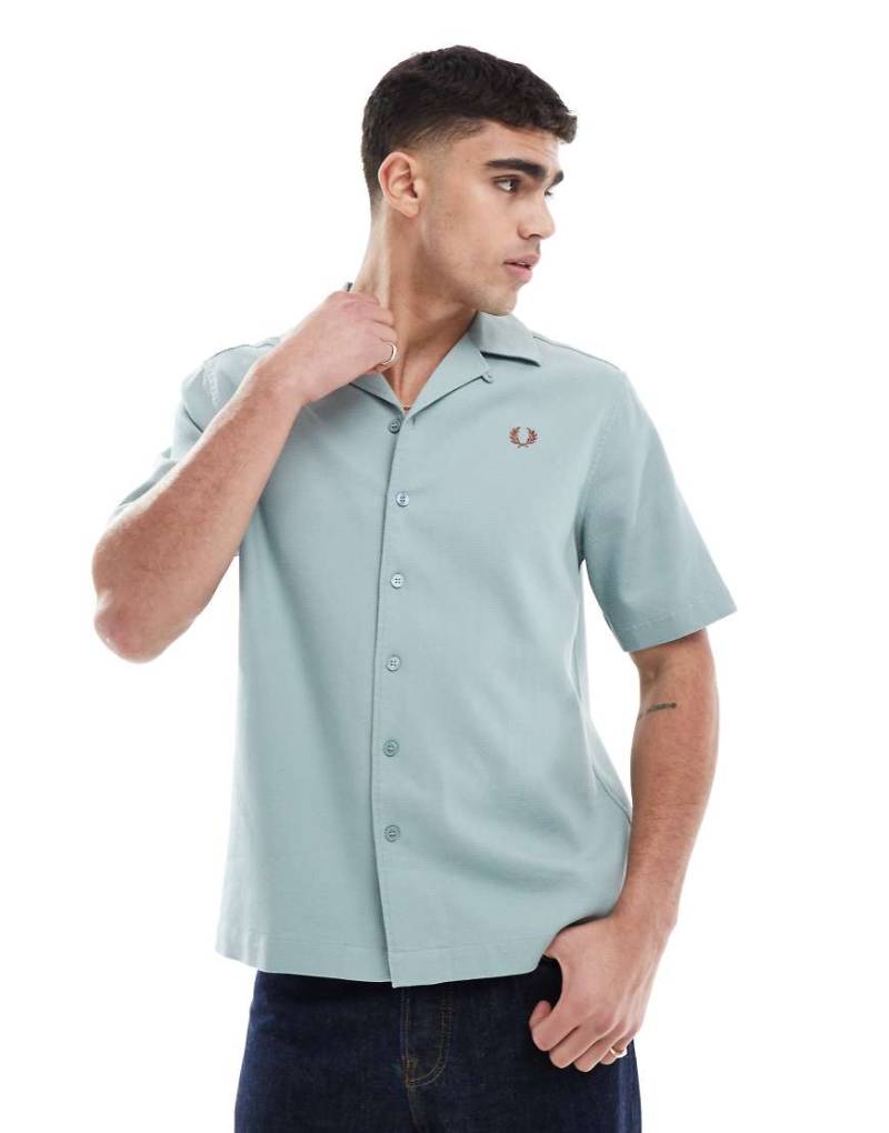 Fred Perry - Kurzärmliges Hemd in Eisblau mit Reverskragen von Fred Perry