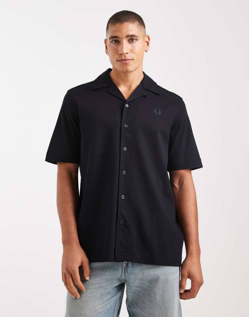 Fred Perry - Kurzärmliges Hemd in Schwarz mit Reverskragen von Fred Perry