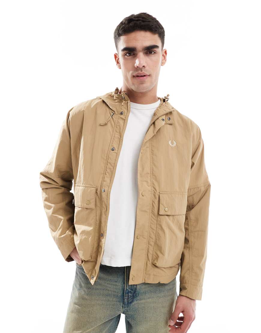 Fred Perry - Kurze Parkajacke im Anglerstil in Beige-Neutral Fred Perry - Kurze Parkajacke im Anglerstil in Beige-Neutral von Fred Perry