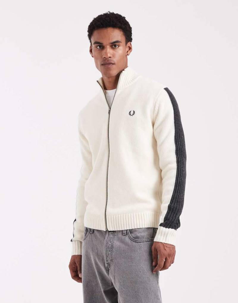Fred Perry - Langärmliger, gerippter Pullover in Ecru mit durchgehendem Reißverschluss-Weiß von Fred Perry