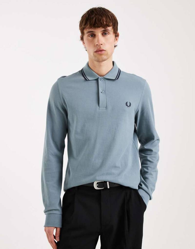 Fred Perry - Langärmliges Polohemd in Blau mit schwarzen Zierstreifen von Fred Perry