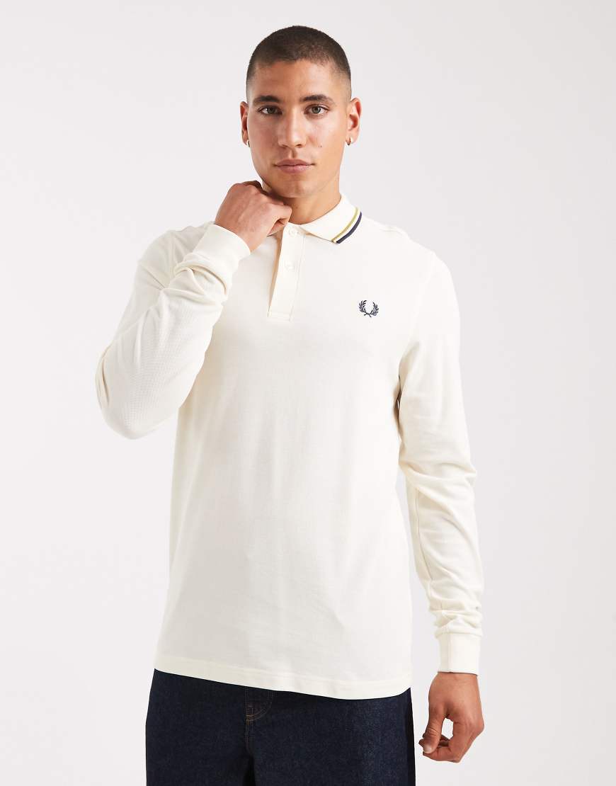 Fred Perry - Langärmliges Polohemd in Ecru mit Zierstreifen in Marineblau-Weiß von Fred Perry