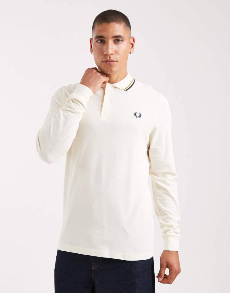 Fred Perry - Langärmliges Polohemd in Ecru mit Zierstreifen in Marineblau-Weiß von Fred Perry