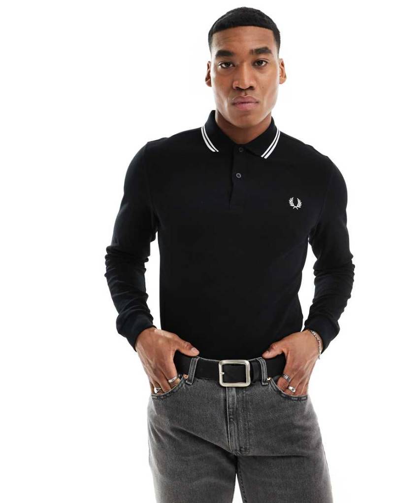 Fred Perry - Langärmliges Polohemd in Schwarz mit doppelten Zierstreifen Fred Perry - Langärmliges Polohemd in Schwarz mit doppelten Zierstreifen von Fred Perry