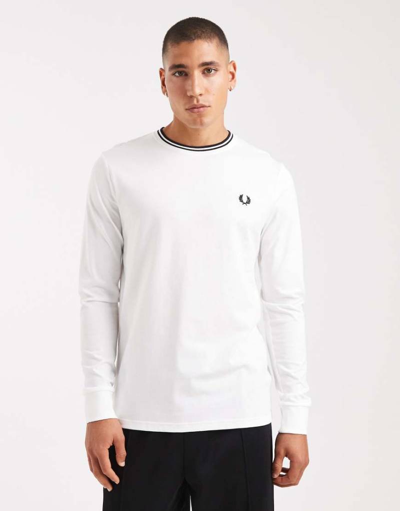 Fred Perry - Langärmliges T-Shirt in Weiß mit doppelten Zierstreifen von Fred Perry