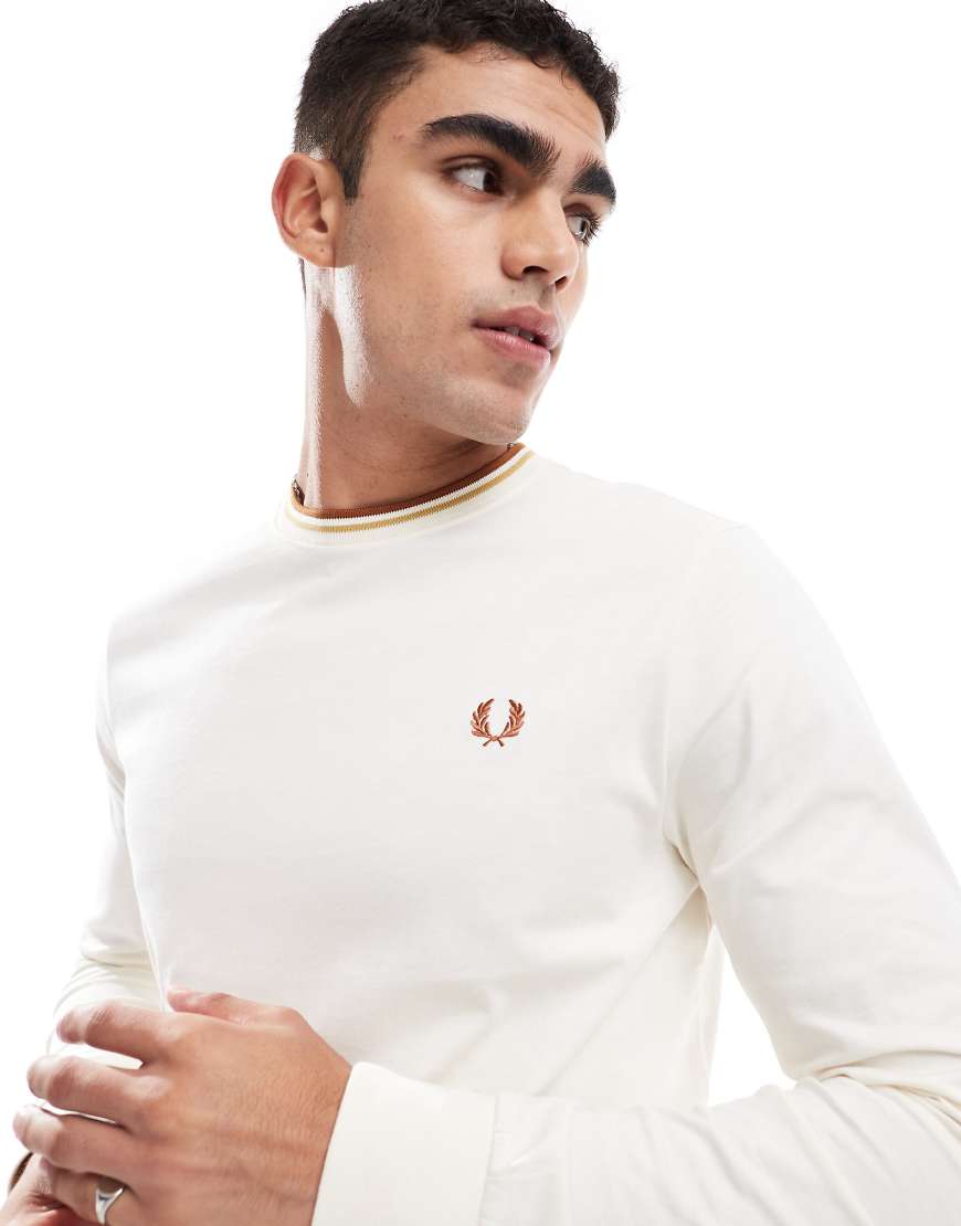 Fred Perry - Langärmliges T-Shirt in gebrochenem Weiß mit doppelten Zierstreifen von Fred Perry