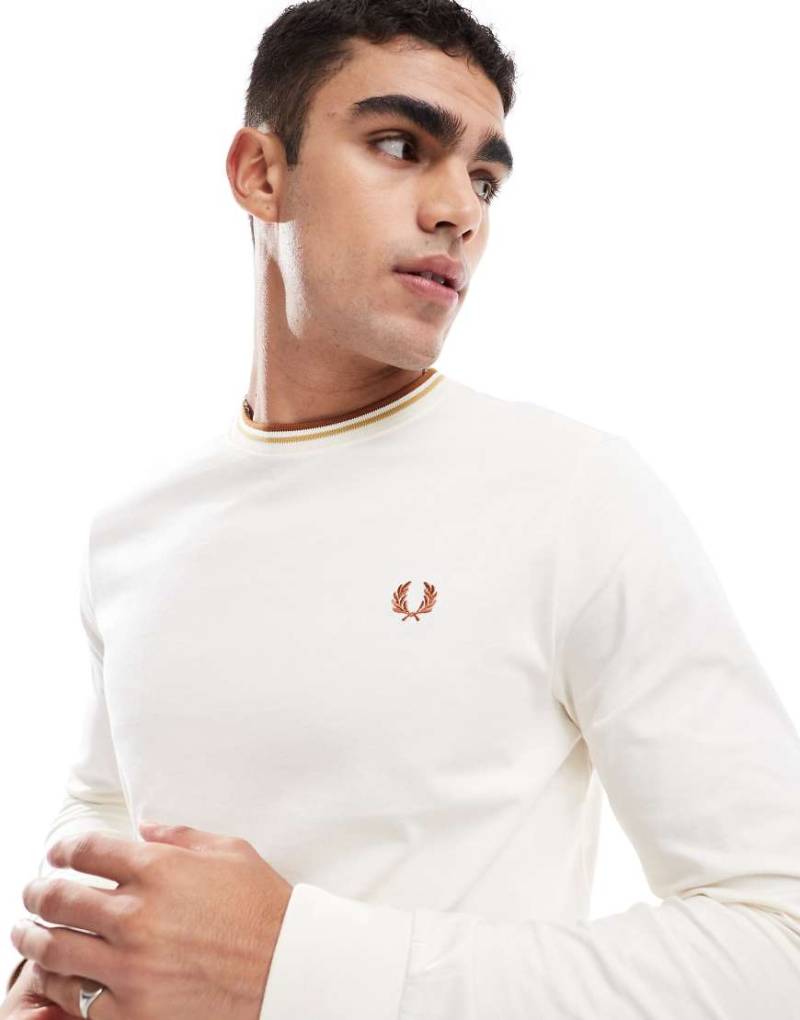 Fred Perry - Langärmliges T-Shirt in gebrochenem Weiß mit doppelten Zierstreifen von Fred Perry