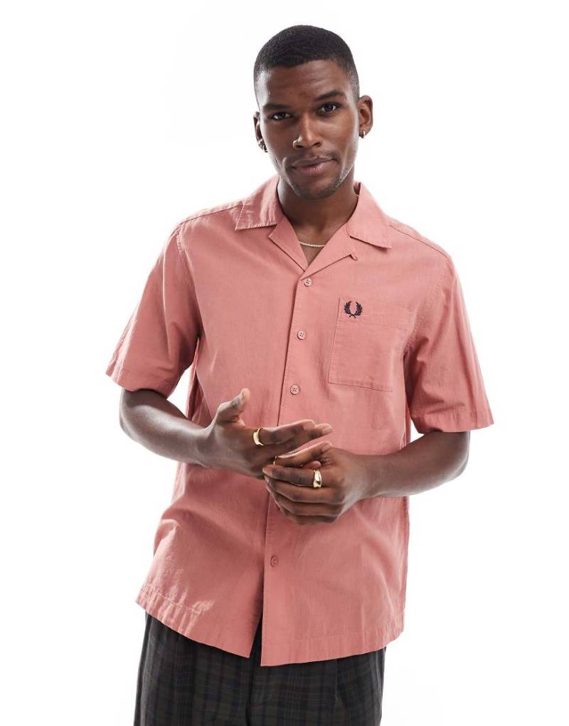Fred Perry - Leichtes Hemd in Rosa mit Reverskragen von Fred Perry