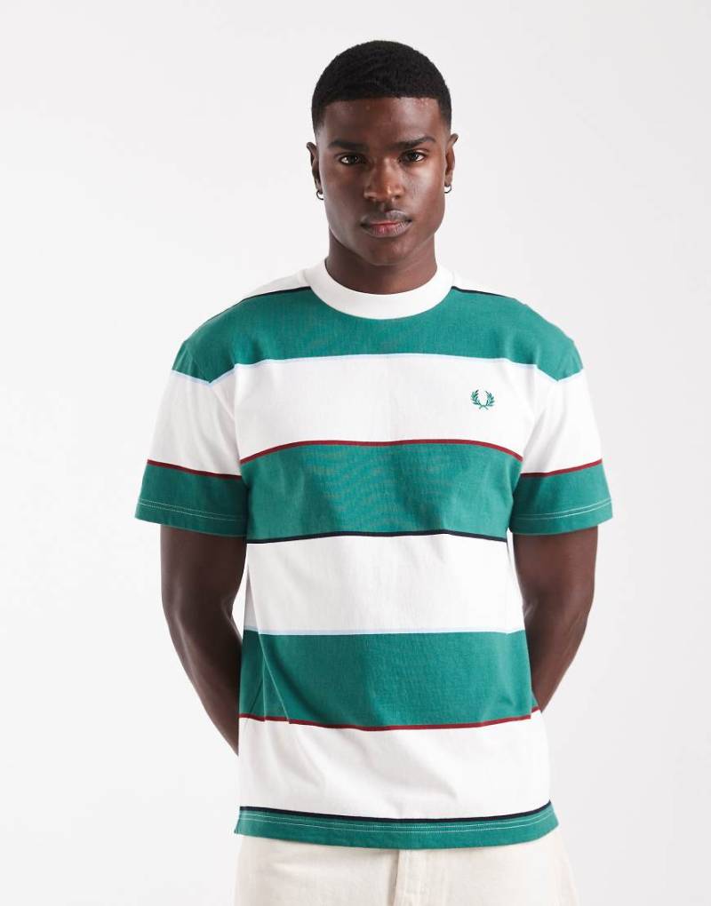 Fred Perry - Locker geschnittenes T-Shirt mit Streifen in Grün und Weiß von Fred Perry