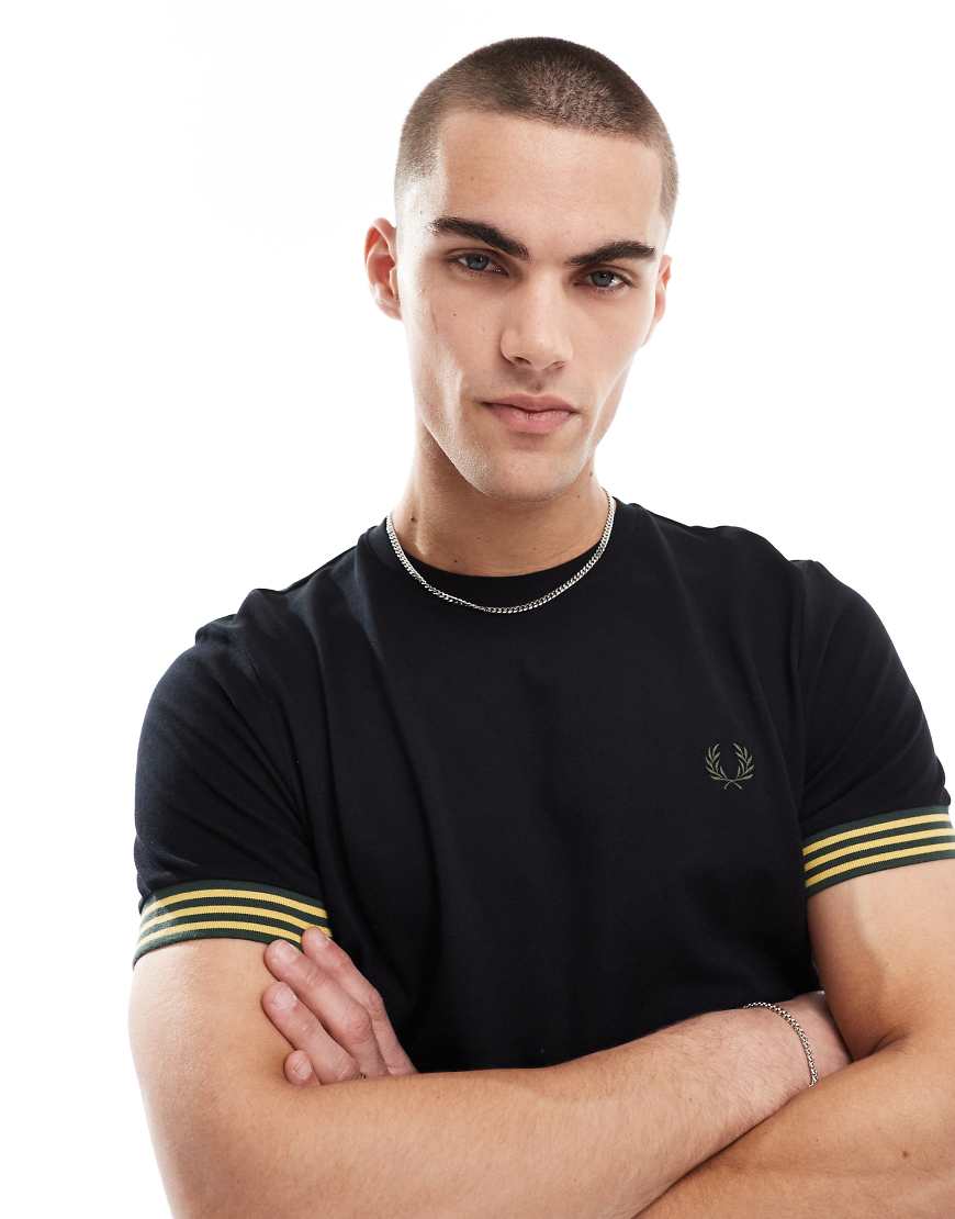 Fred Perry - Locker geschnittenes T-Shirt mit gestreiften Ärmel-Manschetten-Schwarz von Fred Perry