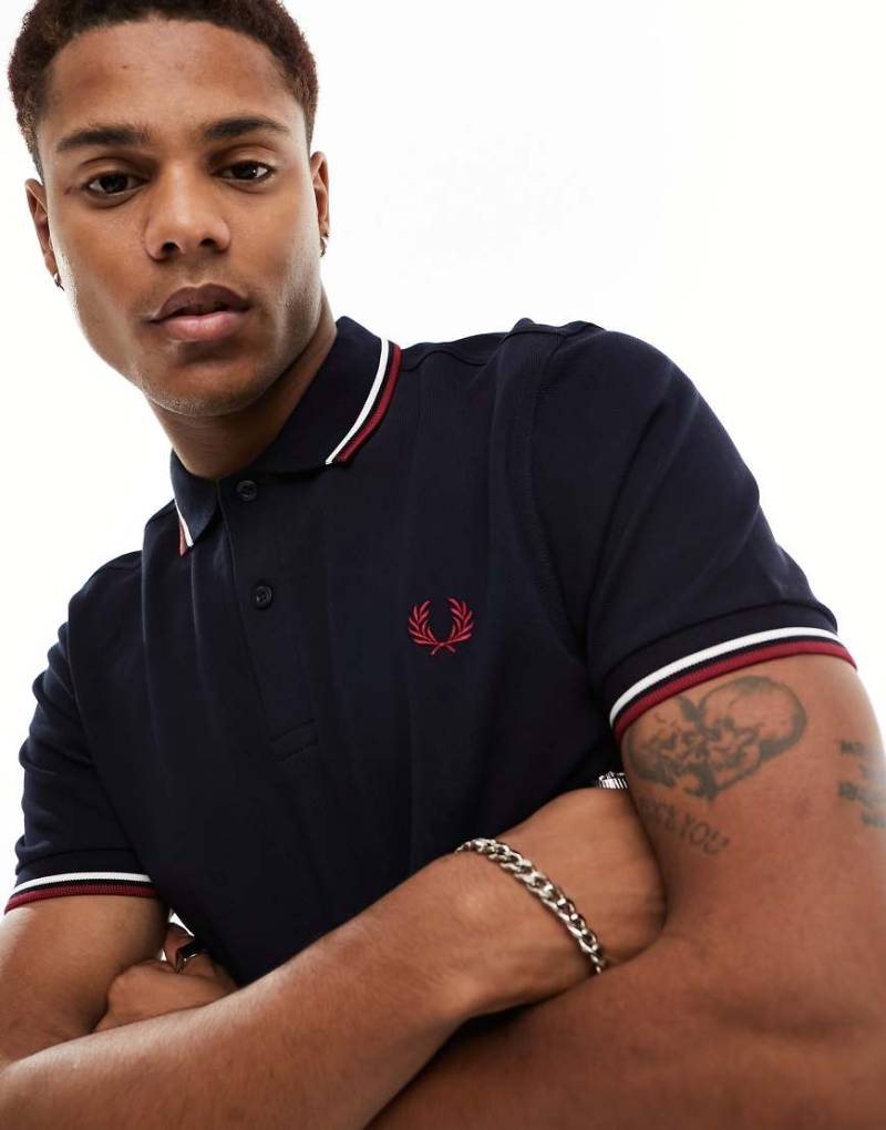 Fred Perry - Marineblaues Polohemd mit Logo und zwei Zierstreifen von Fred Perry