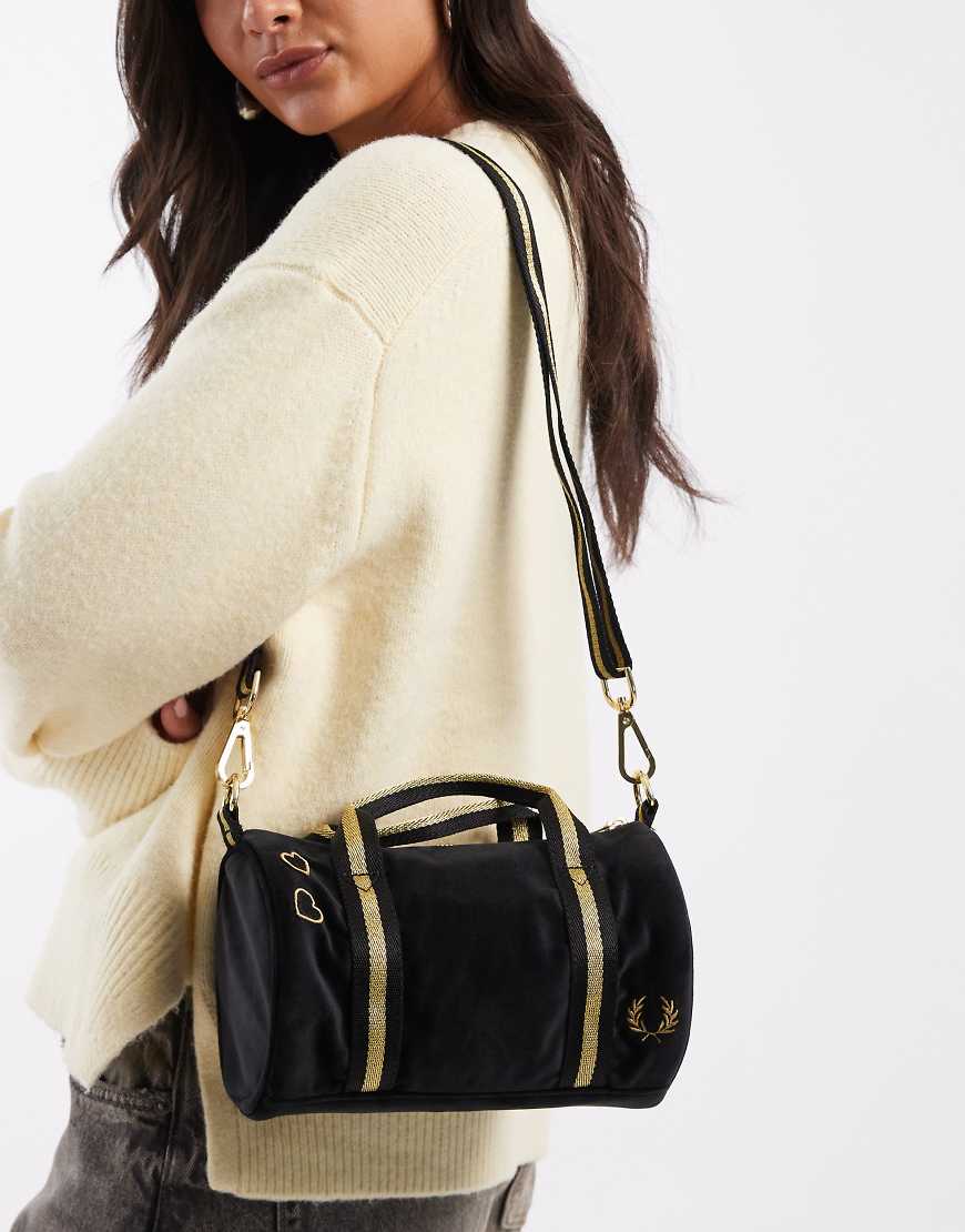 Fred Perry - Mini-Velourstasche in Schwarz von Fred Perry
