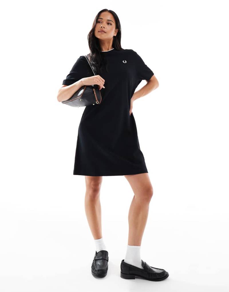 Fred Perry - Pikee-Kleid in Schwarz mit Zierstreifen von Fred Perry