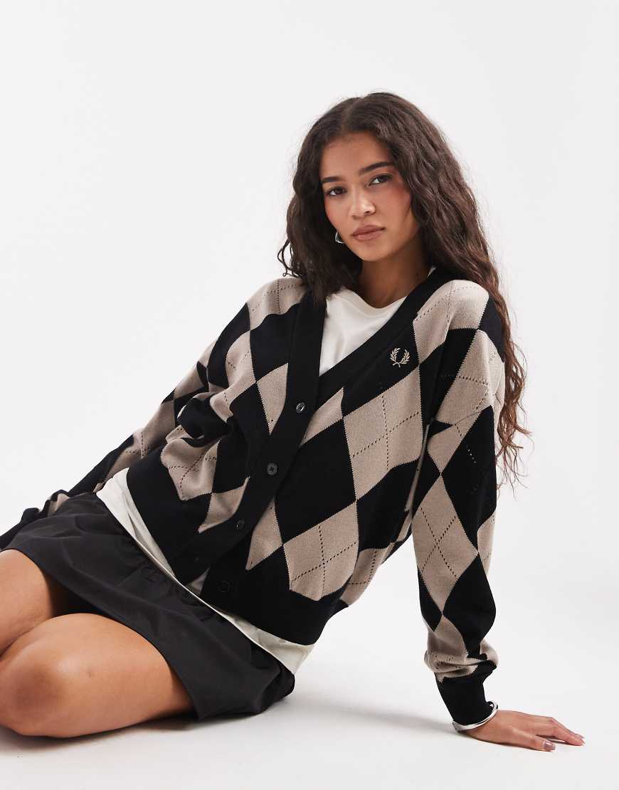 Fred Perry - Pointelle-Strickjacke in Schwarz und Beige mit Rautenmuster von Fred Perry