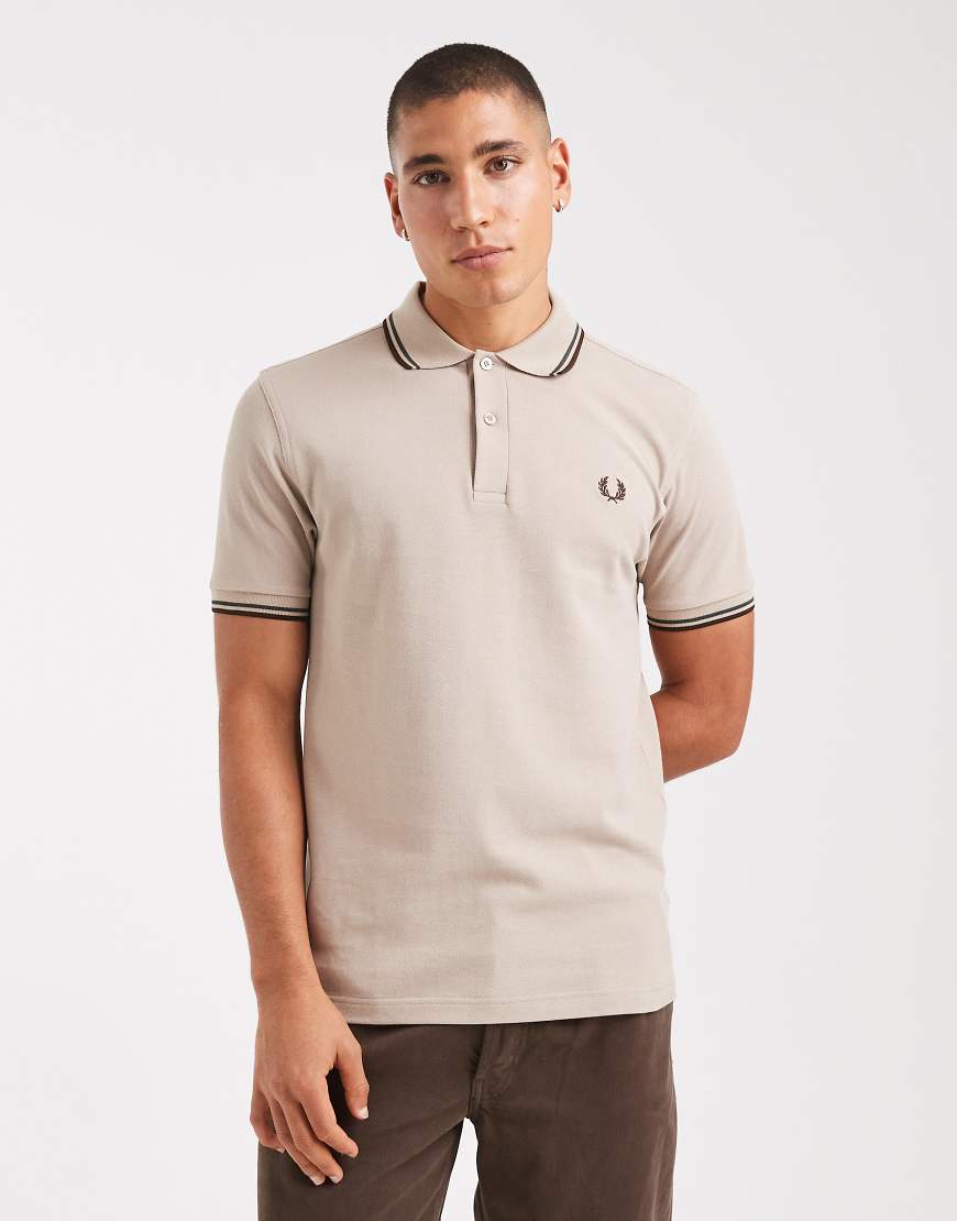 Fred Perry - Polohemd in Beige mit zwei braunen Zierstreifen-Neutral von Fred Perry