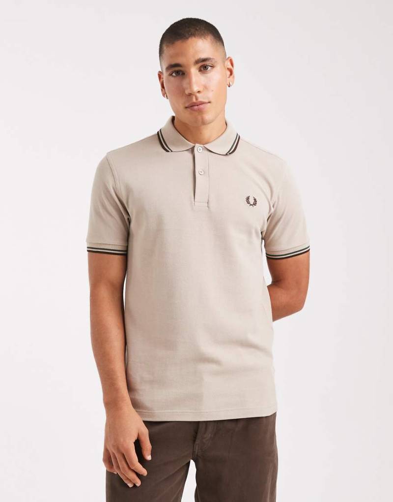 Fred Perry - Polohemd in Beige mit zwei braunen Zierstreifen-Neutral von Fred Perry