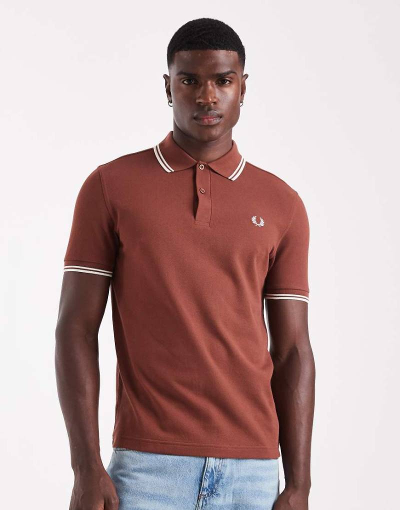 Fred Perry - Polohemd in Braun mit zwei Zierstreifen von Fred Perry