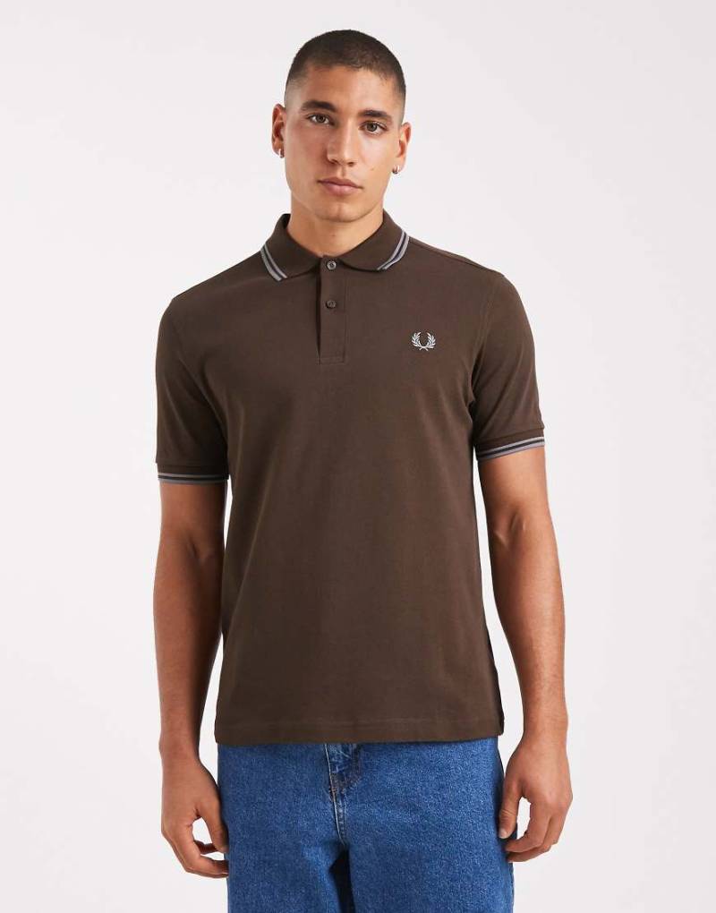 Fred Perry - Polohemd in Braun mit zwei blauen Zierstreifen-Brown von Fred Perry