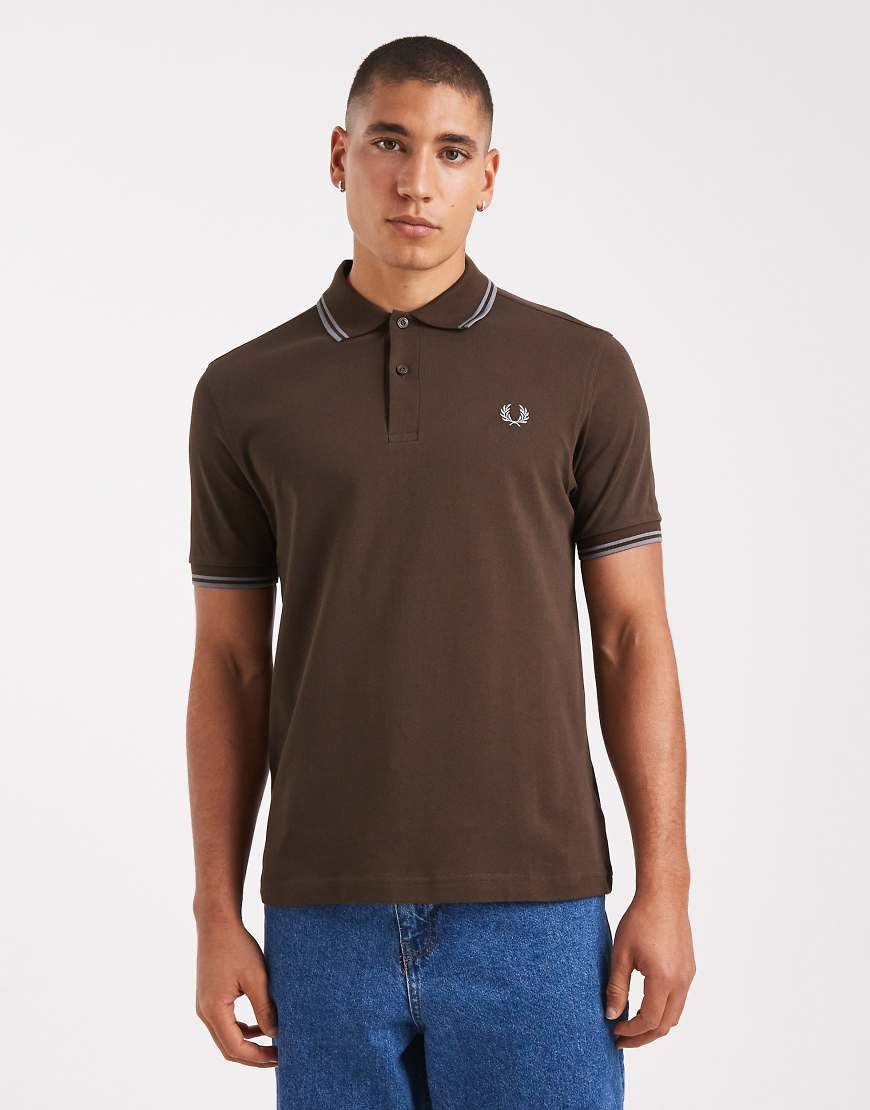 Fred Perry - Polohemd in Braun mit zwei blauen Zierstreifen-Brown von Fred Perry