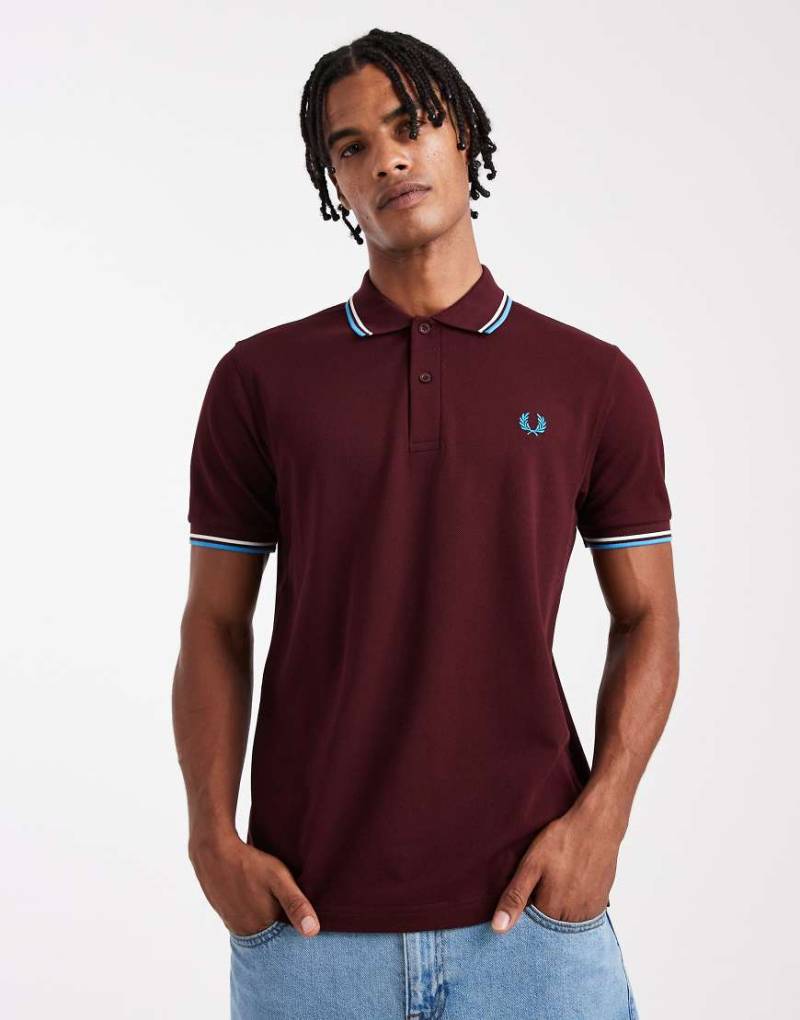 Fred Perry - Polohemd in Burgunderrot mit Doppelstreifen von Fred Perry