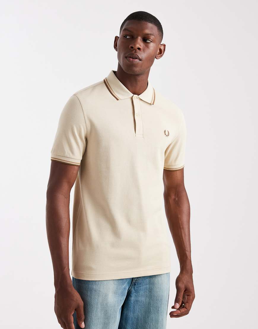 Fred Perry - Polohemd in Creme mit zwei Zierstreifen-Weiß Fred Perry - Polohemd in Creme mit zwei Zierstreifen-Weiß von Fred Perry