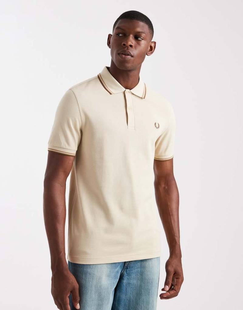Fred Perry - Polohemd in Creme mit zwei Zierstreifen-Weiß von Fred Perry