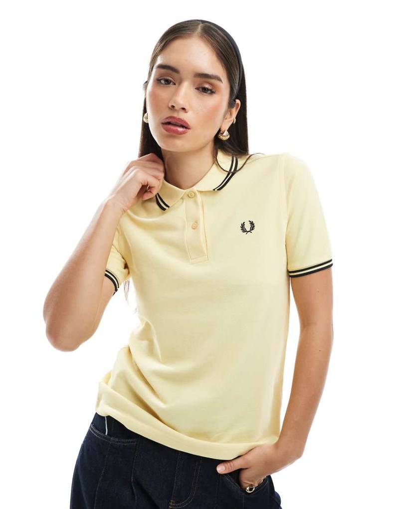 Fred Perry - Polohemd in Gelb/Weiß mit zwei Zierstreifen von Fred Perry