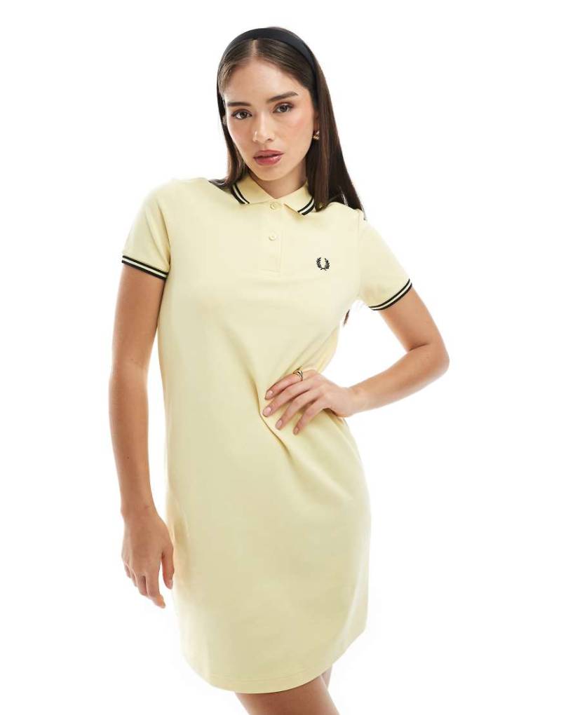 Fred Perry - Polohemd in Gelb mit zwei Zierstreifen in Schwarz von Fred Perry