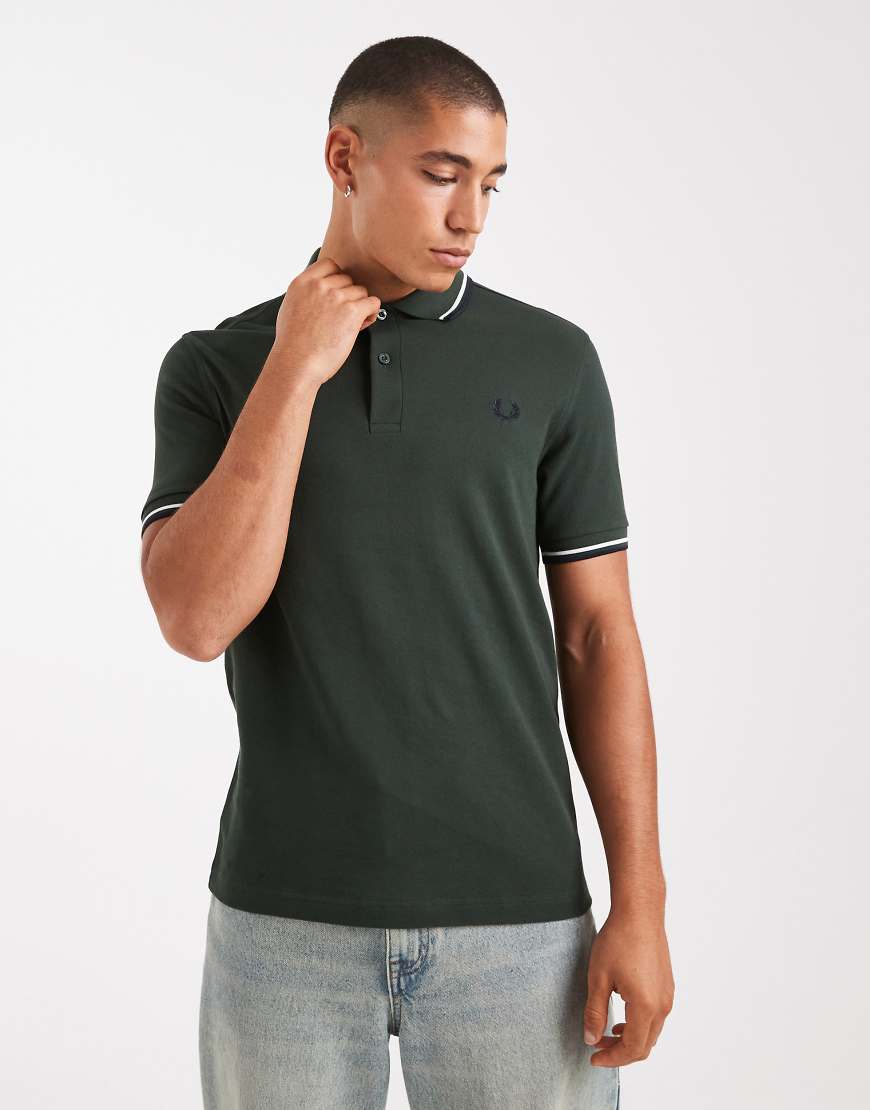Fred Perry - Polohemd in Grün mit zwei schwarzen Zierstreifen von Fred Perry